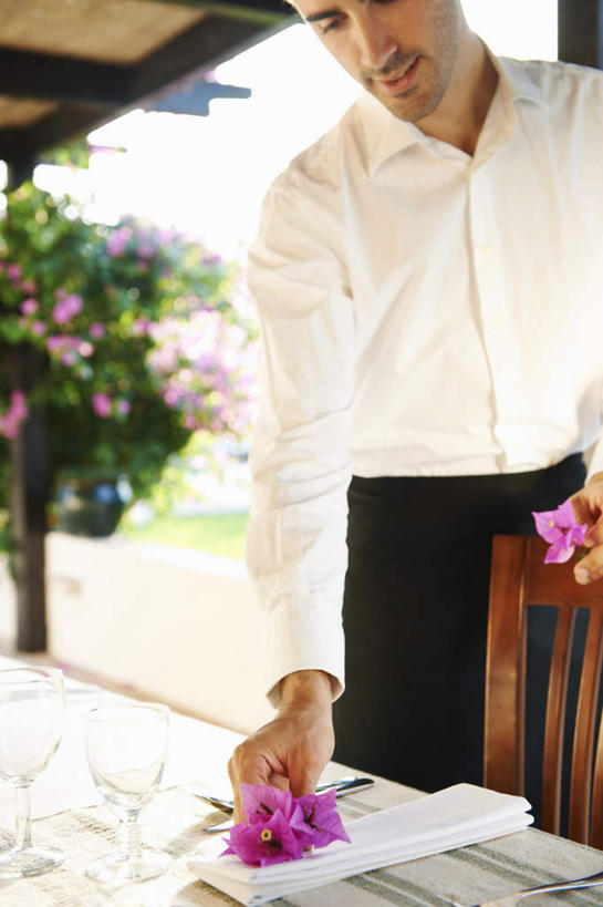 西方人,一个人,服务员,站,竖图,室外,白天,正面,工作服,制服,草地,草坪,植物,餐桌,桌子,椅子,欧洲,欧洲人,仅一个男性,仅一个人,握,阴影,条纹,装饰,盛开,光线,布料,围裙,影子,木椅,拿,花蕾,布纹,拿着,注视,桌布,草,花,花瓣,花朵,鲜花,树,树木,仅一个年轻男性,绿色,天空,阳光,自然,餐巾,台布,天,花苞,花蕊,观察,看,站着,握着,生长,成长,餐台,摆放,观看,整理,华丽,修饰,点缀,察看,关注,衬托,美观,雅致,雅观,工作制服,男人,男性,年轻男性,白种人,服务生,侍者,站立,半身,彩图,工作套服