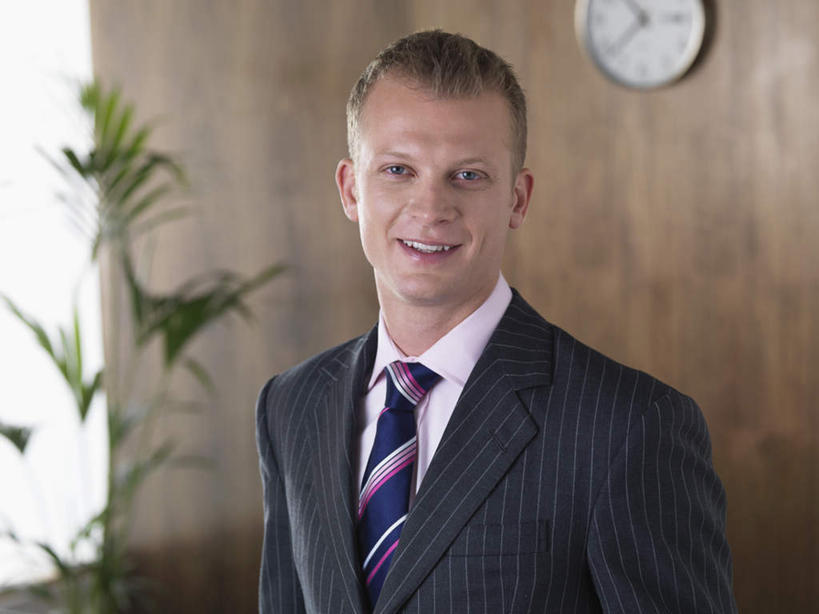 西方人,一个人,商务人士,商务男性,办公室,站,笑,微笑,露齿笑,横图,室内,白天,正面,衬衫,植物,窗户,欧洲,欧洲人,仅一个男性,仅一个人,套装,时间,盆栽,时钟,墙,盆景,计时,注视,玻璃窗,墙壁,墙面,仅一个年轻男性,绿色,自然,挂钟,钟表,观察,看,站着,表,生长,成长,观看,察看,关注,商务装,工薪阶层,男人,男性,年轻男性,白种人,白领,上班族,钟,站立,半身,彩图,衬衣