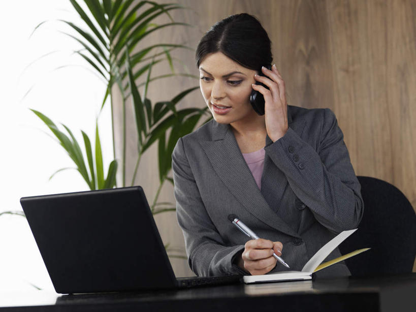 西方人,一个人,商务人士,商务女性,办公室,坐,笑,打电话,微笑,横图,室内,白天,正面,电脑,笔记本电脑,植物,窗户,电话,手机,椅子,欧洲,欧洲人,仅一个年轻女性,仅一个女性,仅一个人,握,套装,网络,笔,盆栽,墙,办公用品,记事本,盆景,拿,拿着,注视,通讯设备,玻璃窗,墙壁,墙面,文具,绿色,自然,本子,笔记本,会议椅,学习用品,观察,看,握着,生长,成长,观看,办公椅,文具用品,察看,无线,关注,通信设备,商务装,无线网络,无线上网,便携式电脑,工薪阶层,商务椅,培训椅,交流,手提电脑,年轻女性,女人,女性,白种人,白领,上班族,沟通,通话,坐着,半身,彩图