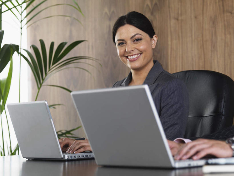 西方人,两个人,商务人士,商务女性,办公室,坐,笑,微笑,露齿笑,横图,室内,白天,正面,电脑,笔记本电脑,植物,窗户,椅子,欧洲,欧洲人,敲打,套装,工作,网络,盆栽,墙,盆景,注视,输入,通讯设备,玻璃窗,墙壁,墙面,绿色,自然,会议椅,打字,观察,看,生长,成长,观看,点击,敲击,办公椅,察看,无线,关注,通信设备,商务装,无线网络,无线上网,便携式电脑,工薪阶层,商务椅,培训椅,按键,手提电脑,男人,男性,年轻男性,年轻女性,女人,女性,白种人,白领,上班族,坐着,半身,彩图