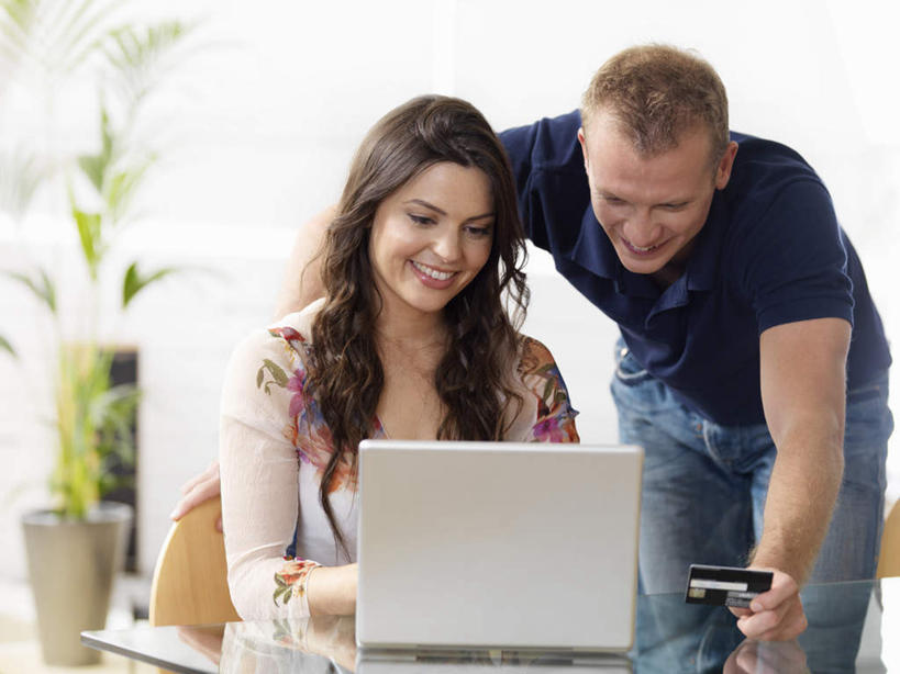 西方人,两个人,家庭,夫妻,客厅,站,坐,笑,微笑,露齿笑,横图,室内,白天,正面,爱情,信用卡,电脑,笔记本电脑,植物,靠垫,沙发,欧洲,欧洲人,弯腰,握,服装,网络,盆栽,靠枕,盆景,浪漫,拿,拿着,注视,休闲装,通讯设备,衣服,绿色,自然,垫子,枕头,观察,看,站着,休闲,温暖,温馨,一家人,休闲服,卡,恩爱,握着,储蓄卡,恋人,服饰,生长,成长,观看,和睦,察看,无线,起居室,关注,通信设备,无线网络,布艺沙发,无线上网,便携式电脑,弯身,客堂,银行卡,手提电脑,男人,男性,年轻男性,年轻女性,女人,女性,白种人,年轻人,长发,卷发,夫妇,情侣,站立,坐着,半身,彩图,伴侣,融洽