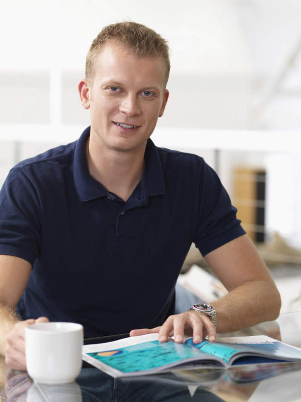 咖啡,西方人,一个人,坐,笑,微笑,竖图,室内,白天,正面,幸福,桌面,桌子,杯子,书籍,玻璃,欧洲,欧洲人,仅一个男性,仅一个人,一本,握,服装,瓷器,咖啡杯,陶瓷制品,一杯,拿,拿着,注视,休闲装,娱乐,玻璃制品,饮料,仅一个年轻男性,衣服,打开,观察,看,享受,休闲,温馨,休闲服,放松,乐趣,握着,服饰,观看,察看,提神,舒适,开启,关注,瓷杯,醒脑,软饮料,男人,男性,年轻男性,白种人,书,图书,坐着,半身,彩图