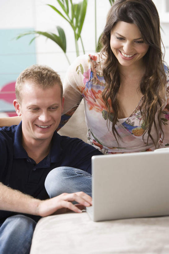 西方人,两个人,家庭,夫妻,客厅,坐,笑,微笑,露齿笑,竖图,室内,白天,正面,爱情,电脑,笔记本电脑,植物,沙发,欧洲,欧洲人,敲打,服装,网络,盆栽,盆景,浪漫,注视,休闲装,输入,通讯设备,衣服,绿色,自然,打字,观察,看,休闲,温暖,温馨,一家人,休闲服,恩爱,恋人,服饰,生长,成长,观看,点击,敲击,和睦,察看,无线,起居室,关注,通信设备,无线网络,布艺沙发,无线上网,便携式电脑,客堂,按键,手提电脑,男人,男性,年轻男性,年轻女性,女人,女性,白种人,年轻人,长发,卷发,夫妇,情侣,坐着,半身,彩图,伴侣,融洽