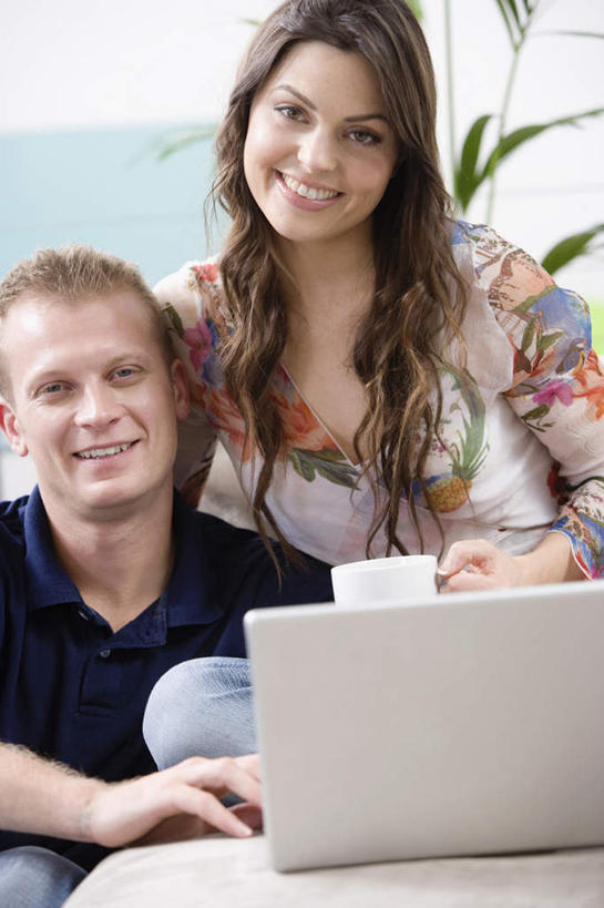 西方人,两个人,家庭,夫妻,客厅,坐,笑,微笑,露齿笑,竖图,室内,白天,正面,爱情,电脑,笔记本电脑,植物,沙发,欧洲,欧洲人,敲打,服装,网络,盆栽,盆景,浪漫,注视,休闲装,输入,通讯设备,衣服,绿色,自然,打字,观察,看,休闲,温暖,温馨,一家人,休闲服,恩爱,恋人,服饰,生长,成长,观看,点击,敲击,和睦,察看,无线,起居室,关注,通信设备,无线网络,布艺沙发,无线上网,便携式电脑,客堂,按键,手提电脑,男人,男性,年轻男性,年轻女性,女人,女性,白种人,年轻人,长发,卷发,夫妇,情侣,坐着,半身,彩图,伴侣,融洽