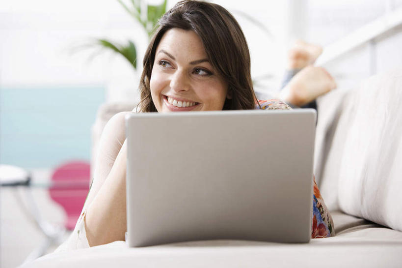 西方人,一个人,客厅,笑,微笑,露齿笑,横图,室内,白天,正面,电脑,笔记本电脑,植物,沙发,欧洲,欧洲人,仅一个年轻女性,仅一个女性,仅一个人,花纹,服装,朦胧,模糊,网络,盆栽,图案,棕色,盆景,注视,休闲装,光脚,通讯设备,衣服,绿色,自然,观察,看,趴着,休闲,赤脚,休闲服,服饰,生长,成长,观看,察看,无线,起居室,关注,通信设备,无线网络,布艺沙发,无线上网,便携式电脑,客堂,手提电脑,年轻女性,女人,女性,白种人,长发,卷发,趴,彩图,全身