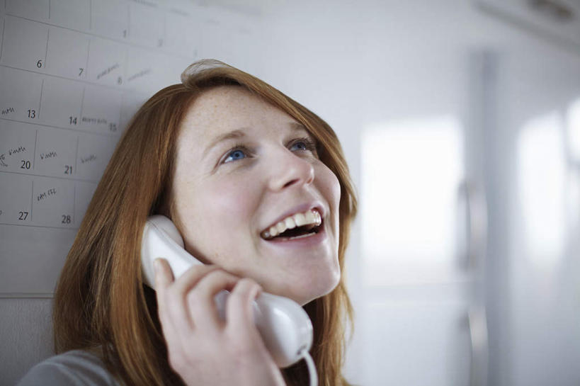 西方人,脸,头,脸颊,手,一个人,站,笑,打电话,微笑,露齿笑,横图,室内,特写,白天,正面,计划,电话,欧洲,欧洲人,仅一个年轻女性,仅一个女性,仅一个人,握,服装,材料,档案,文件,纸,墙,棕色,表格,拿,拿着,注视,休闲装,通讯设备,墙壁,墙面,衣服,话筒,手稿,资料,观察,看,站着,休闲,手部,休闲服,电话线,握着,服饰,观看,单手,证明,察看,固定电话,关注,文档,交流,年轻女性,女人,女性,白种人,头部,长发,脸部,脸蛋,面部,电话机,沟通,通话,站立,半身,彩图