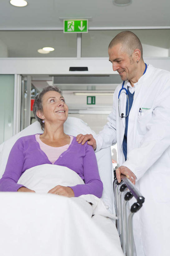 西方人,两个人,医生,病人,医院,站,坐,笑,说,微笑,竖图,室内,白天,正面,讨论,床,天花板,照明,欧洲,欧洲人,服装,灯光,床单,注视,休闲装,被子,顶灯,灯,衣服,紫色,病床,灯具,观察,看,站着,医护人员,医疗人员,休闲,休闲服,服饰,观看,照亮,察看,被单,照明设备,关注,病患,医疗机构,交流,老年女性,男人,男性,年轻男性,女人,女性,白种人,大夫,患者,就医者,沟通,讲话,交谈,商讨,说话,谈话,站立,坐着,半身,彩图,病院,诊所,护理床,医疗床