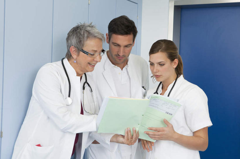 西方人,三个人,伙伴,朋友,医生,医院,站,笑,说,微笑,露齿笑,横图,室内,白天,正面,讨论,友谊,合作,团队,欧洲,欧洲人,握,墙,拿,拿着,注视,墙壁,墙面,白色,听诊器,观察,看,站着,医护人员,医疗人员,战略,握着,观看,察看,医疗设备,白大褂,关注,医疗器械,记录板,医疗工具,记事板,医疗机构,联合,合谋,检测工具,交流,配合,协作,老年女性,男人,男性,年轻女性,女人,女性,中年男性,白种人,大夫,沟通,讲话,交谈,商讨,说话,谈话,站立,半身,彩图,病院,诊所