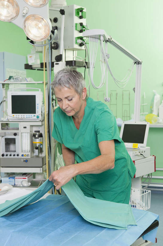 西方人,一个人,医生,医院,站,竖图,室内,白天,正面,工作服,制服,照明,欧洲,欧洲人,仅一个女性,仅一个人,弯腰,握,墙,灯光,折叠,拿,拿着,注视,墙壁,墙面,灯,绿色,灯具,观察,看,站着,仅一个中年女性,医护人员,医疗人员,握着,观看,照亮,察看,手术,医疗设备,手术室,照明设备,关注,医疗器械,无影灯,医疗机构,弯身,工作制服,女人,女性,中年女性,白种人,大夫,站立,半身,彩图,工作套服,病院,诊所