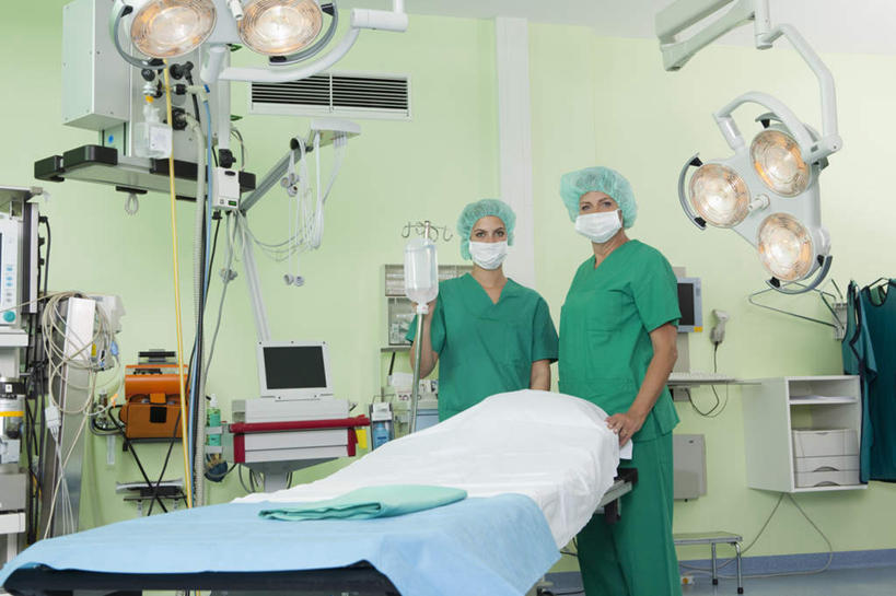 西方人,两个人,医生,医院,站,推,横图,室内,白天,正面,工作服,制服,床,帽子,照明,欧洲,欧洲人,分离,墙,灯光,床单,过滤,分开,注视,被子,墙壁,墙面,灯,绿色,病床,口罩,灯具,观察,看,站着,医护人员,医疗人员,隔断,遮掩,观看,隔离,照亮,察看,手术,医疗设备,卫生,手术室,掩盖,被单,遮挡,照明设备,关注,净化,间隔,医疗器械,预防,遮盖,无影灯,防尘,医疗机构,手术帽,掩饰,断绝,隔开,屏蔽,屏绝,远离,中断,阻遏,阻隔,工作制服,老年女性,男人,男性,年轻男性,女人,女性,白种人,大夫,站立,半身,彩图,工作套服,病院,诊所,护理床,医疗床