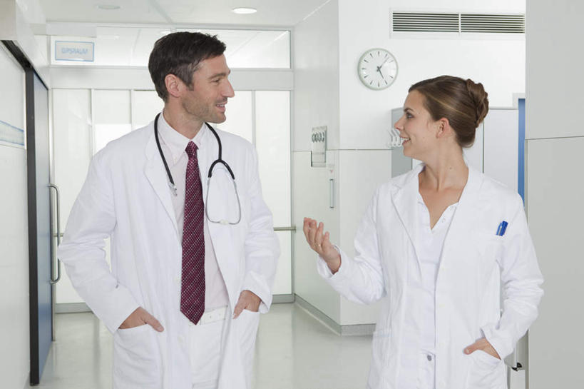 西方人,两个人,医生,医院,站,笑,说,微笑,露齿笑,横图,室内,白天,正面,讨论,门,欧洲,欧洲人,时间,时钟,墙,领带,计时,注视,墙壁,墙面,白色,听诊器,挂钟,门框,钟表,观察,看,手势,站着,医护人员,医疗人员,表,观看,察看,医疗设备,双手插袋,象征,庄重,白大褂,关注,医疗器械,身份,手插袋,医疗工具,医疗机构,双手抄兜,双手放兜,正式,地位,检测工具,交流,男人,男性,年轻女性,女人,女性,中年男性,白种人,大夫,钟,插兜,沟通,讲话,交谈,两手抄兜,两手放兜,商讨,手插兜,手放口袋,说话,谈话,站立,半身,彩图,病院,诊所,手抄兜