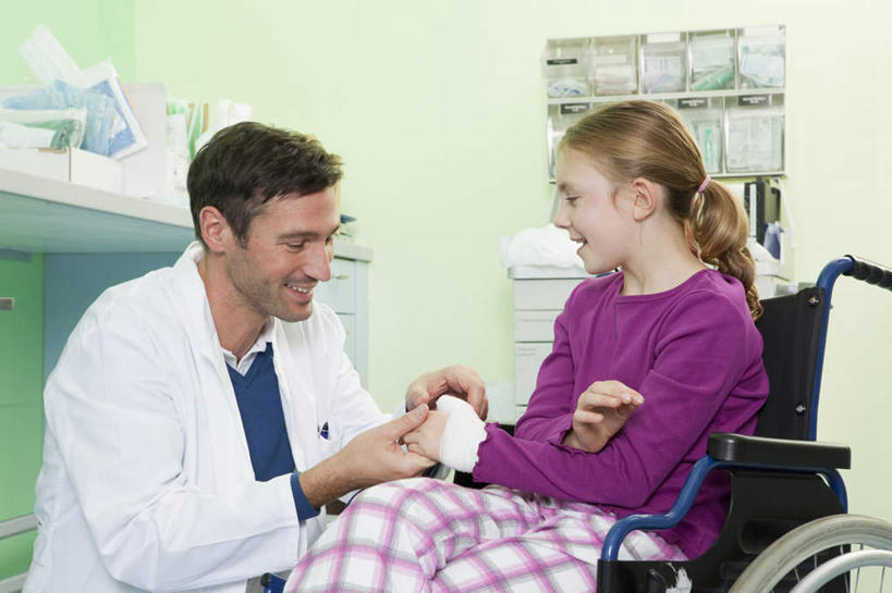 西方人,儿童,两个人,医生,病人,医院,坐,蹲,握手,笑,说,微笑,露齿笑,横图,室内,白天,正面,讨论,纯洁,欧洲,欧洲人,服装,方格,格子,工具,墙,注视,休闲装,墙壁,墙面,小孩,衣服,紫色,白色,轮椅,复健,观察,看,医护人员,医疗人员,休闲,康复,休闲服,器械,可爱,童年,童趣,服饰,观看,察看,医疗设备,白大褂,关注,病患,医疗器械,医疗工具,童真,烂漫,无邪,医疗机构,辅助设备,交流,天真,男人,男性,女孩,女人,女性,中年男性,白种人,孩子,大夫,患者,就医者,搀手,蹲着,沟通,讲话,交谈,拉手,商讨,手搀手,手拉手,手牵手,手握手,说话,谈话,坐着,半身,彩图,病院,诊所,女生