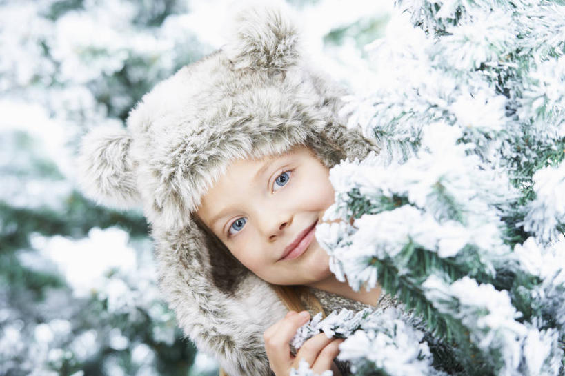 西方人,儿童,脸,头,脸颊,脖子,手,一个人,站,笑,微笑,横图,室外,特写,白天,正面,纯洁,雪,植物,大雪,帽子,欧洲,圣诞节,欧洲人,仅一个女性,仅一个人,阴影,服装,节日,朦胧,模糊,庆祝,光线,影子,积雪,雪景,冬季,冬天,圣诞树,注视,休闲装,文化,肩膀,树,树木,小孩,衣服,绿色,天空,阳光,自然,天,观察,看,站着,仅一个小孩,庆典,休闲,手部,休闲服,寒冷,可爱,童年,童趣,搭,服饰,生长,成长,观看,纪念,单手,察看,搭着,关注,童真,烂漫,无邪,编织帽,严寒,天真,女孩,女人,女性,白种人,孩子,头部,脖,颈,颈部,脸部,脸蛋,面部,站立,半身,彩图,女生