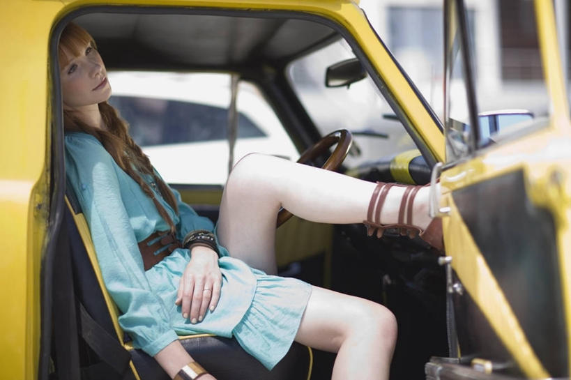 西方人,一个人,家,坐,横图,室外,白天,侧面,卡车,汽车,欧洲,欧洲人,仅一个年轻女性,仅一个女性,仅一个人,一辆,阴影,服装,朦胧,模糊,光线,影子,房屋,屋子,公寓,注视,休闲装,踩,洋房,楼房,住宅,车,装饰品,衣服,黄色,阳光,饰品,手链,首饰,交通工具,踩着,观察,看,休闲,休闲服,搭,服饰,手镯,观看,察看,搭着,关注,载具,镯子,年轻女性,女人,女性,白种人,坐着,半身,彩图,房子