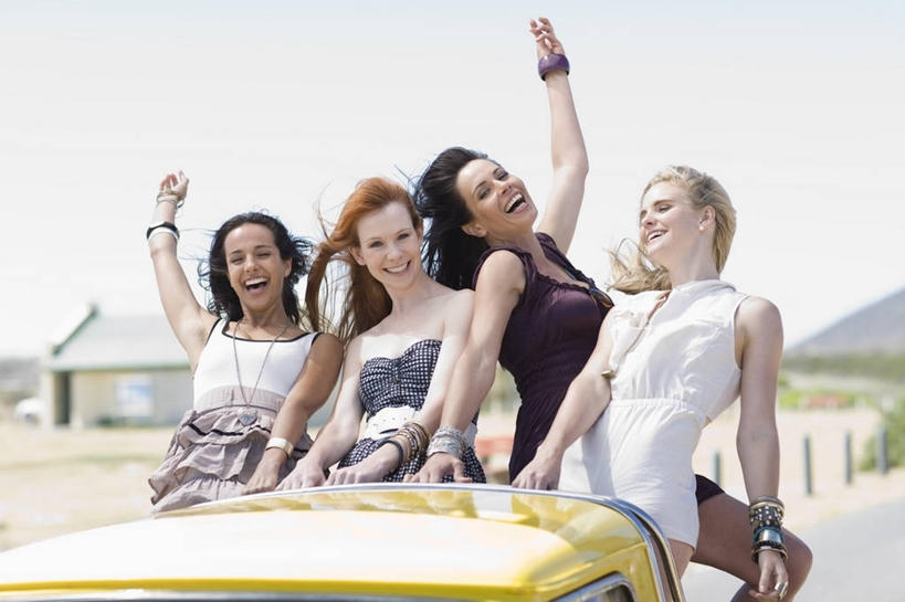 西方人,四个人,伙伴,朋友,家,坐,举,笑,微笑,露齿笑,横图,室外,白天,正面,友谊,别墅,道路,卡车,路,汽车,项链,欧洲,欧洲人,一辆,阴影,服装,光线,影子,房屋,屋子,云,云朵,公寓,小路,交通,云彩,扭头,注视,休闲装,洋房,楼房,住宅,车,装饰品,衣服,黄色,蓝色,白云,蓝天,天空,阳光,饰品,手链,首饰,交通工具,天,观察,看,托,转头,休闲,休闲服,搭,服饰,手镯,晴朗,观看,察看,搭着,关注,载具,镯子,友情,年轻女性,女人,女性,中年女性,白种人,晴空,举起,举手,举着,向上举,向上伸,向上托,坐着,半身,彩图,房子