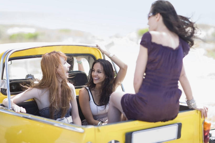 西方人,背部,三个人,伙伴,朋友,坐,笑,微笑,露齿笑,横图,室外,白天,正面,友谊,道路,卡车,路,汽车,项链,欧洲,欧洲人,一辆,阴影,服装,朦胧,模糊,光线,墨镜,眼镜,影子,小路,交通,扭头,注视,休闲装,车,装饰品,衣服,黄色,阳光,饰品,手链,首饰,太阳镜,太阳眼镜,交通工具,观察,看,转头,休闲,休闲服,遮阳镜,搭,服饰,手镯,观看,察看,搭着,关注,载具,镯子,友情,年轻女性,女人,女性,中年女性,白种人,坐着,半身,彩图