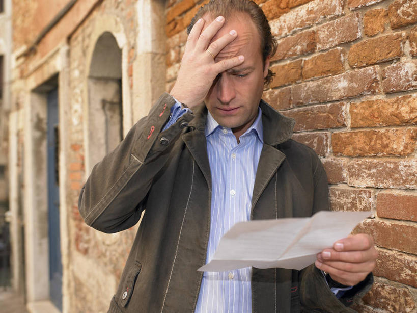 西方人,一个人,站,横图,室外,白天,正面,建材,窗户,建筑,欧洲,欧洲人,仅一个男性,仅一个人,仅一个中年男性,握,阴影,服装,光线,材料,档案,文件,影子,纸,砖,砖块,墙,注视,休闲装,玻璃窗,墙壁,墙面,衣服,阳光,手稿,资料,低头,观察,看,站着,休闲,休闲服,砖头,搭,握着,遮,遮掩,建造,服饰,观看,担忧,证明,察看,掩盖,遮挡,忧虑,搭着,关注,忧郁,文档,遮盖,掩饰,担心,男人,男性,中年男性,白种人,石料,站立,半身,彩图,耽心,砌墙砖