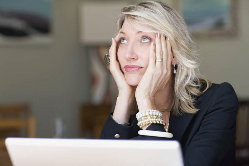 西方人,一个人,商务人士,商务女性,坐,横图,室内,白天,正面,爱情,失败,电脑,笔记本电脑,欧洲,欧洲人,仅一个女性,仅一个人,撑,套装,沮丧,朦胧,模糊,网络,浪漫,托腮,注视,通讯设备,装饰品,耳环,戒指,饰品,手链,首饰,观察,看,托,仅一个中年女性,难受,恩爱,无奈,观看,失望,悲伤,信物,察看,无线,伤心,难过,权利,关注,托下巴,失落,通信设备,商务装,无线网络,无线上网,便携式电脑,工薪阶层,颓废,挫败,受挫,落败,落空,错过,失足,失意,失策,失算,颓丧,衰颓,悲哀,懊丧,颓靡,气馁,丧气,手饰,耳饰,双手托腮,败北,挫折,失利,手提电脑,女人,女性,中年女性,白种人,白领,上班族,坐着,半身,彩图