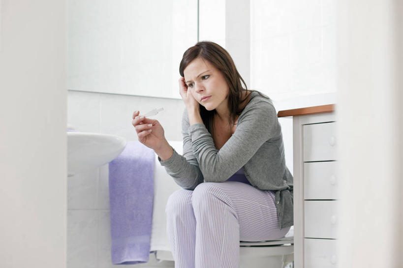 西方人,一个人,坐,横图,室内,白天,正面,柜子,生活用品,卫生间,浴室,欧洲,欧洲人,仅一个年轻女性,仅一个女性,仅一个人,握,阴影,服装,反射,纺织物,影子,马桶,墙,储物柜,拿,拿着,注视,休闲装,墙壁,墙面,衣服,紫色,白色,毛巾,浴缸,观察,看,清洁,休闲,休闲服,握着,服饰,座便器,观看,保暖,担忧,察看,验孕棒,忧虑,储存,关注,忧郁,卫浴,卫浴设备,验孕,透气,防水,测孕,测孕棒,验孕笔,子孙桶,储水,耐磨,吸水,储备,蕴藏,贮备,水管装置,担心,年轻女性,女人,女性,白种人,淋浴房,坐着,半身,彩图,冲凉房,沐浴间,沐浴室,耽心,贮存