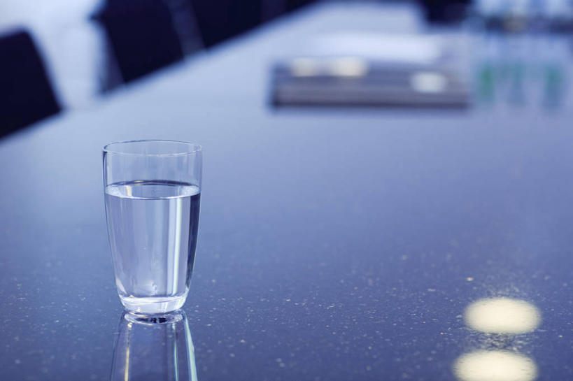 无人,会议室,横图,俯视,室内,特写,白天,水,家具,桌子,杯子,椅子,朦胧,模糊,笔,材料,档案,文件,液体,纸,办公桌,会议桌,办公用品,记事本,一杯,饮用水,水笔,玻璃制品,文具,一个,本子,笔记本,会议椅,手稿,水杯,学习用品,资料,矿泉水,单个,办公椅,文具用品,证明,文档,蒸馏水,办公家具,商务椅,培训椅,玻璃杯,彩图,高角度拍摄