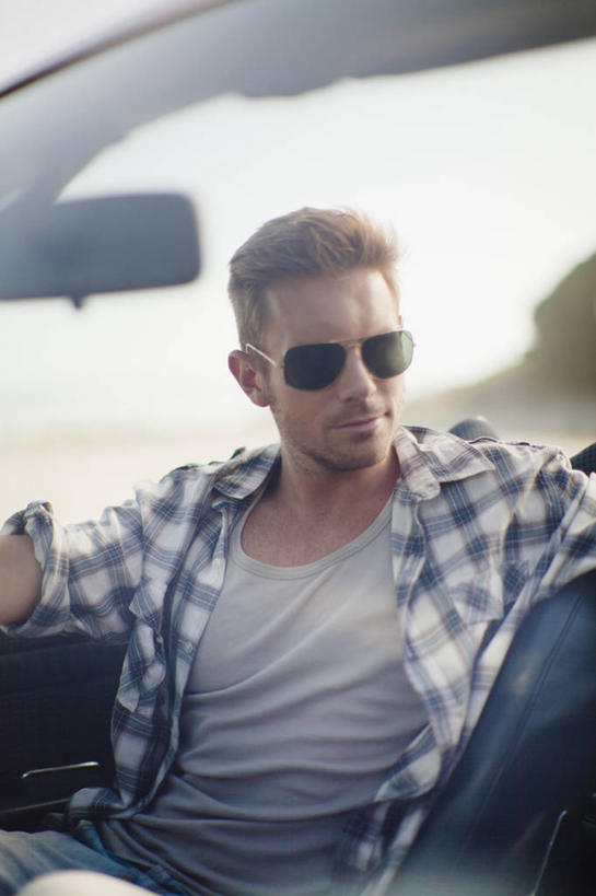 西方人,一个人,坐,笑,微笑,竖图,室外,白天,正面,安全,海浪,海洋,沙滩,山,山脉,镜子,汽车,欧洲,欧洲人,仅一个男性,仅一个人,一辆,阴影,服装,朦胧,模糊,反射,光线,墨镜,沙子,眼镜,影子,海岸,浪花,山峰,跑车,沙地,山峦,注视,休闲装,车,仅一个年轻男性,衣服,蓝色,蓝天,天空,阳光,海水,太阳镜,太阳眼镜,交通工具,群山,天,观察,看,休闲,休闲服,遮阳镜,服饰,后视镜,晴朗,观看,镜像,察看,生命,镜面,关注,载具,敞篷跑车,海景,万里无云,光学,侧视镜,男人,男性,年轻男性,白种人,大海,风浪,海,海水的波动,海滩,近岸浪,涌浪,晴空,晴空万里,坐着,半身,彩图