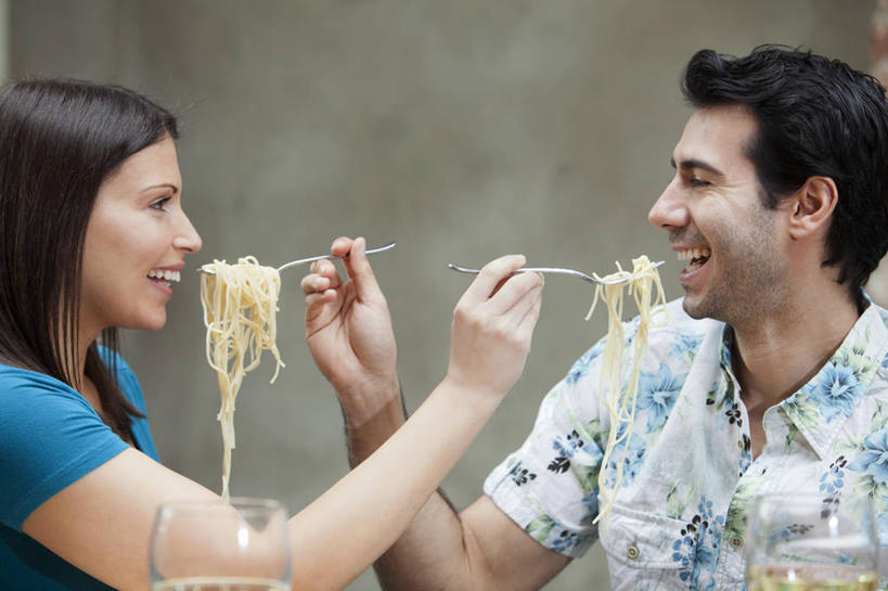 面食,面条,意大利面,红酒,葡萄酒,西方人,两个人,坐,笑,吃,微笑,露齿笑,横图,室内,白天,正面,爱情,西餐,杯子,餐具,欧洲,欧洲人,握,服装,朦胧,模糊,叉子,高脚杯,面,料理,食品,红酒杯,白葡萄酒,酒类,浪漫,拿,拿着,注视,休闲装,玻璃制品,酒,食物,饮料,衣服,酒杯,观察,看,张嘴,休闲,温暖,温馨,休闲服,恩爱,西式,握着,恋人,服饰,观看,和睦,察看,葡萄酒杯,关注,张大嘴巴,餐叉,男人,男性,年轻女性,女人,女性,中年男性,白种人,情侣,玻璃杯,进餐用具,张开嘴,嚼,食,坐着,半身,彩图,伴侣,融洽