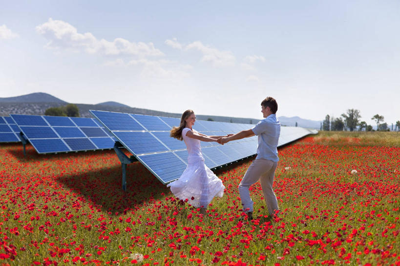 西方人,两个人,站,握手,横图,室外,白天,侧面,裙子,爱情,太阳能,花海,花圃,植物,罂粟,叶子,欧洲,欧洲人,阴影,连衣裙,服装,环保,盛开,光线,影子,草药,浪漫,花蕾,注视,休闲装,中药,相视,花,花瓣,花朵,花卉,鲜花,树,树木,衣服,红色,蓝色,绿色,蓝天,天空,阳光,自然,花丛,花束,花田,天,花苞,花蕊,观察,看,站着,休闲,温暖,温馨,面对面,休闲服,恩爱,恋人,服饰,生长,能源,晴朗,成长,观看,对视,存储,回收,和睦,资源,毒品,察看,互视,储存,关注,药材,中草药,相对,利用,低碳,循环,中药材,本草,万里无云,相看,止痛,镇静,安眠,红罂粟,持续,太阳能电池板,男人,男性,年轻男性,年轻女性,女人,女性,白种人,情侣,晴空,晴空万里,罂粟花,米囊花,搀手,拉手,手搀手,手拉手,手牵手,手握手,站立,彩图,全身,伴侣,融洽