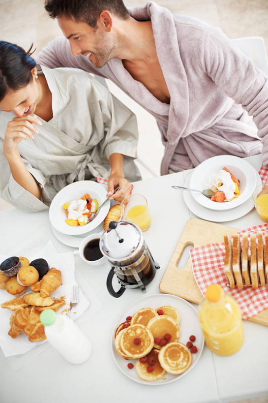 点心,煎饼,果汁,咖啡,西方人,两个人,家庭,夫妻,坐,抱,笑,微笑,露齿笑,竖图,俯视,室内,白天,浴袍,爱情,幸福,餐桌,桌子,杯子,餐具,欧洲,欧洲人,撑,阴影,服装,反射,碟子,壶,盘,影子,橙汁,食品,咖啡壶,饮品,浪漫,托腮,注视,文化,娱乐,小吃,玻璃制品,食物,糕点,饮料,衣服,盘子,容器,水杯,碟,甜食,观察,看,托,享受,休闲,温暖,温馨,一家人,恩爱,放松,乐趣,恋人,服饰,餐台,抱着,观看,和睦,察看,提神,舒适,搂着,衣着,甜橙,穿着,关注,可口,托下巴,醒脑,薄煎饼,软饮料,衣饰,适口,俄式薄煎饼,单手托腮,男人,男性,年轻女性,女人,女性,中年男性,白种人,年轻人,夫妇,情侣,玻璃杯,橙子,橙,怀抱,搂,搂抱,相抱,拥抱,坐着,半身,彩图,高角度拍摄,汤帷子,浴衣,鹄壳,黄橙,黄果,金橙,金环,金球,糖橙,伴侣,融洽