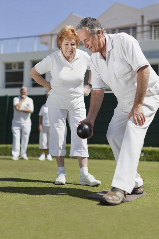 西方人,老年人,四个人,家庭,夫妻,伙伴,朋友,家,站,竖图,室外,白天,仰视,运动服,爱情,锻炼,友谊,运动,保龄球,草地,草坪,植物,别墅,欧洲,欧洲人,弯腰,握,阴影,服装,光线,影子,房屋,屋子,公寓,浪漫,速度,拿,拿着,注视,娱乐,运动器械,手叉腰,洋房,楼房,住宅,球,草,衣服,蓝色,绿色,白色,蓝天,天空,阳光,天,叉腰,观察,看,站着,温暖,温馨,一家人,健身器械,恩爱,力量,平衡,握着,恋人,服饰,晴朗,观看,技巧,协调,和睦,察看,衣着,穿着,关注,健身器材,灵敏,柔韧,万里无云,趣味,弯身,耐力,抗争,指孔,衣饰,单手叉腰,体育,友情,地滚球,老年男性,老年女性,男人,男性,女人,女性,白种人,夫妇,情侣,晴空,晴空万里,站立,彩图,低角度拍摄,全身,健身,房子,草地保龄球,伴侣,融洽,运动器材,运动装