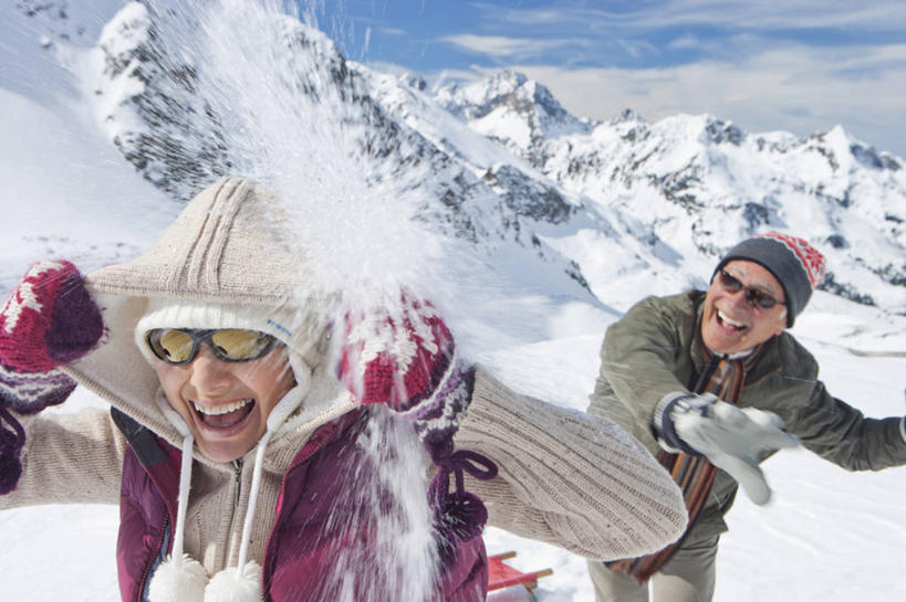 西方人,老年人,两个人,家庭,夫妻,站,投,笑,微笑,露齿笑,横图,室外,白天,正面,爱情,锻炼,旅游,度假,游戏,运动,山,雪,雪山,大雪,帽子,欧洲,欧洲人,握,阴影,服装,装饰,光线,墨镜,眼镜,影子,冰,积雪,山峰,雪景,云,云朵,冬季,冬天,山峦,浪漫,玩,云彩,注视,娱乐,衣服,蓝色,白云,蓝天,天空,阳光,手套,太阳镜,太阳眼镜,围巾,天,观察,看,站着,享受,休闲,温暖,温馨,一家人,遮阳镜,恩爱,放松,寒冷,握着,遮,遮掩,恋人,服饰,晴朗,围脖,观看,活动,羽绒服,保暖,华丽,点缀,和睦,察看,冰冷,掩盖,遮挡,御寒,发泄,关注,消遣,智力,室外运动,户外运动,打雪仗,遮盖,宣泄,衬托,美观,雅致,雅观,棉帽,掩饰,严寒,冰凉,酷寒,凛冽,凛凛,极冷,冬装,老年男性,老年女性,男人,男性,女人,女性,白种人,夫妇,情侣,晴空,抛,扔,撒,玩耍,嬉戏,站立,掷,半身,彩图,健身,雪仗,伴侣,融洽