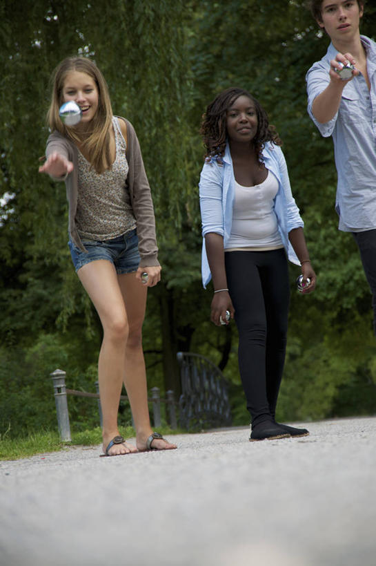 西方人,三个人,伙伴,朋友,站,投,笑,微笑,露齿笑,竖图,室外,白天,正面,锻炼,友谊,运动,保龄球,植物,道路,路,欧洲,非洲,黑人,欧洲人,握,阴影,服装,朦胧,模糊,光线,影子,小路,交通,速度,拿,拿着,注视,休闲装,娱乐,运动器械,球,树,树木,衣服,绿色,阳光,自然,观察,看,站着,休闲,休闲服,健身器械,力量,平衡,握着,服饰,生长,成长,观看,技巧,协调,察看,关注,健身器材,灵敏,柔韧,趣味,耐力,抗争,指孔,体育,友情,地滚球,男人,男性,年轻男性,年轻女性,女人,女性,白种人,非洲人,抛,扔,撒,站立,掷,半身,彩图,健身,草地保龄球,运动器材