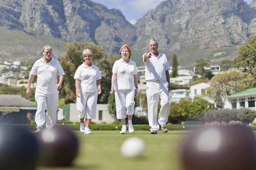 西方人,老年人,四个人,家庭,夫妻,伙伴,朋友,家,走,举,笑,微笑,露齿笑,横图,室外,白天,正面,运动服,爱情,锻炼,旅游,度假,友谊,运动,保龄球,草地,草坪,山,山脉,植物,帽子,欧洲,欧洲人,一排,服装,朦胧,模糊,整齐,房屋,屋子,山峰,公寓,山峦,浪漫,速度,注视,娱乐,运动器械,运动帽,洋房,楼房,住宅,球,草,树,树木,排列,衣服,绿色,自然,群山,观察,看,托,享受,休闲,温暖,温馨,一家人,健身器械,鸭舌帽,恩爱,放松,力量,平衡,恋人,服饰,生长,成长,观看,技巧,协调,和睦,察看,衣着,穿着,队列,关注,室外运动,健身器材,户外运动,灵敏,柔韧,趣味,耐力,抗争,指孔,衣饰,体育,友情,地滚球,老年男性,老年女性,男人,男性,女人,女性,白种人,夫妇,情侣,步行,举起,举手,举着,散步,向上举,向上伸,向上托,走路,彩图,全身,健身,房子,草地保龄球,伴侣,融洽,运动器材,运动装