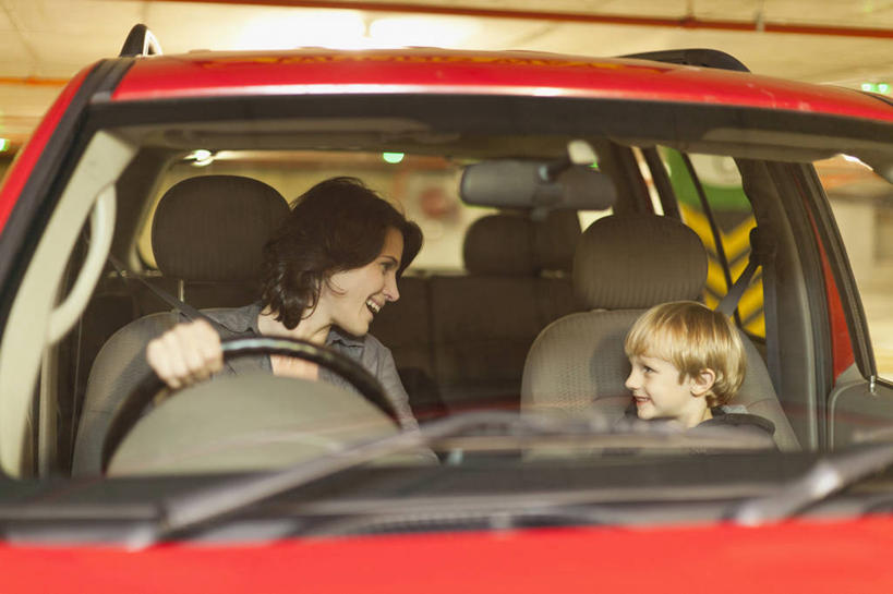 西方人,儿童,中年人,两个人,家庭,母亲,儿子,坐,笑,说,微笑,露齿笑,横图,室内,白天,正面,讨论,纯洁,机器,仪器,窗户,汽车,欧洲,欧洲人,服装,扭头,注视,休闲装,设备,玻璃窗,相视,车,小孩,衣服,红色,车窗,方向盘,交通工具,轿车,观察,驾驶,看,行驶,转头,休闲,温暖,温馨,母子,一家人,面对面,休闲服,可爱,母爱,童年,童趣,服饰,观看,对视,操纵,和睦,控制,察看,互视,关注,载具,相对,童真,操控,烂漫,无邪,相看,把持,交流,天真,男孩,女人,女性,中年女性,白种人,孩子,沟通,讲话,交谈,商讨,说话,谈话,坐着,半身,彩图,融洽,男生