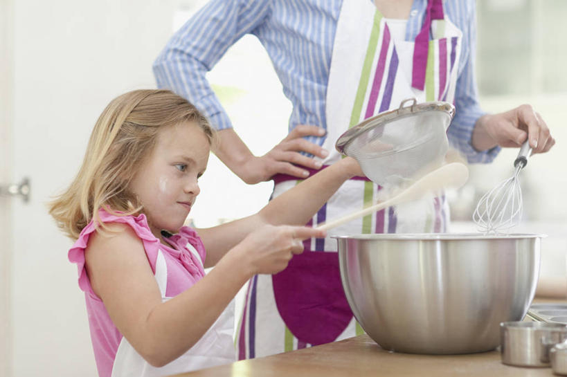 点心,西方人,儿童,中年人,两个人,家庭,母亲,女儿,站,笑,微笑,露齿笑,横图,室内,白天,侧面,下午茶,纯洁,餐桌,厨房,桌子,金属制品,欧洲,欧洲人,握,服装,粘稠,金属,围裙,面粉,食品,拿,粮食,拿着,注视,休闲装,手叉腰,食物,糕点,小孩,衣服,容器,碗,叉腰,观察,看,站着,休闲,温暖,温馨,母女,一家人,休闲服,可爱,母爱,童年,童趣,握着,服饰,餐台,观看,储藏,纸托,农产品,和睦,察看,储存,关注,面糊,童真,黏稠,烂漫,无邪,原材料,浓厚,纸杯蛋糕,纸托蛋糕,蛋糕托,蛋糕托纸,蛋糕纸托,天真,女孩,女人,女性,中年女性,白种人,孩子,站立,半身,彩图,灶间,融洽,贮存,蛋糕,女生