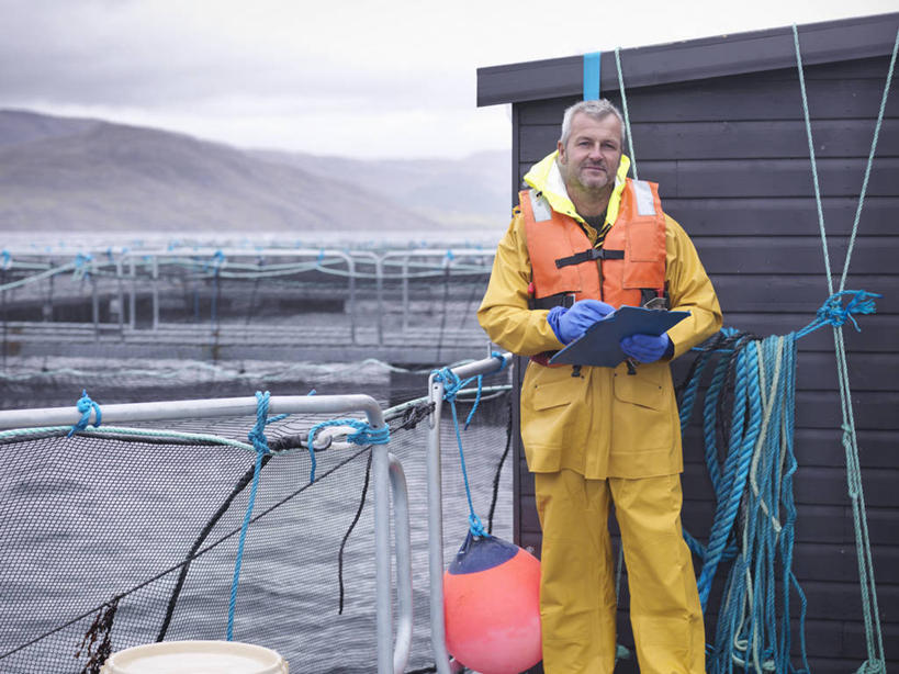 西方人,一个人,站,横图,室外,白天,正面,工作服,制服,海浪,海洋,欧洲,欧洲人,仅一个男性,仅一个人,仅一个中年男性,握,服装,笔,材料,档案,文件,纸,浪花,办公用品,拿,拿着,注视,水笔,文具,衣服,黄色,天空,海水,手稿,学习用品,资料,天,观察,看,站着,握着,服饰,渔网,观看,渔具,文具用品,证明,察看,衣着,穿着,关注,抓捕,文档,捕捞,鱼网,海景,拉网,捕捞工具,工作制服,衣饰,男人,男性,中年男性,白种人,大海,风浪,海,海水的波动,近岸浪,涌浪,站立,半身,彩图,工作套服