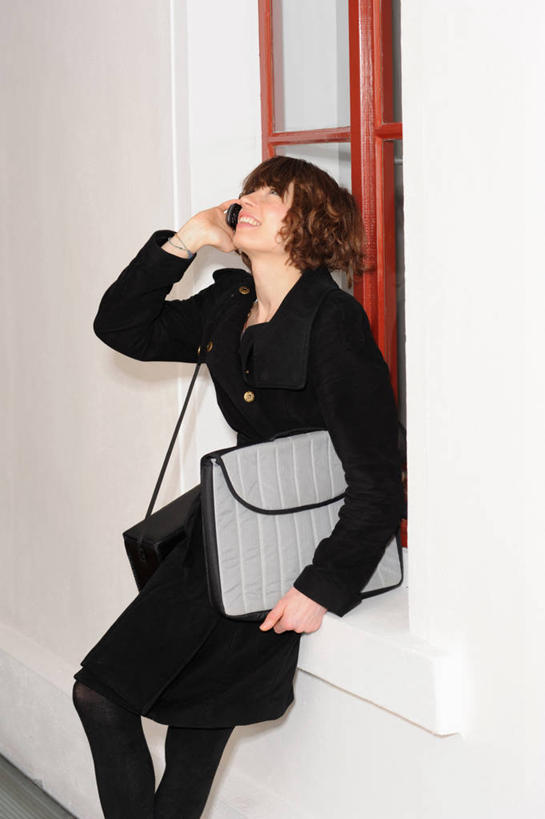 西方人,一个人,商务人士,商务女性,坐,闭眼,打电话,竖图,室内,白天,侧面,窗户,电话,手机,欧洲,欧洲人,仅一个女性,仅一个人,握,套装,包,公文包,墙,拿,听,拿着,通讯设备,玻璃窗,墙壁,墙面,白色,仅一个中年女性,握着,公事包,商务装,工薪阶层,交流,女人,女性,中年女性,白种人,白领,上班族,闭眼睛,闭着眼,闭着眼睛,沟通,抬头,通话,仰头,坐着,半身,彩图