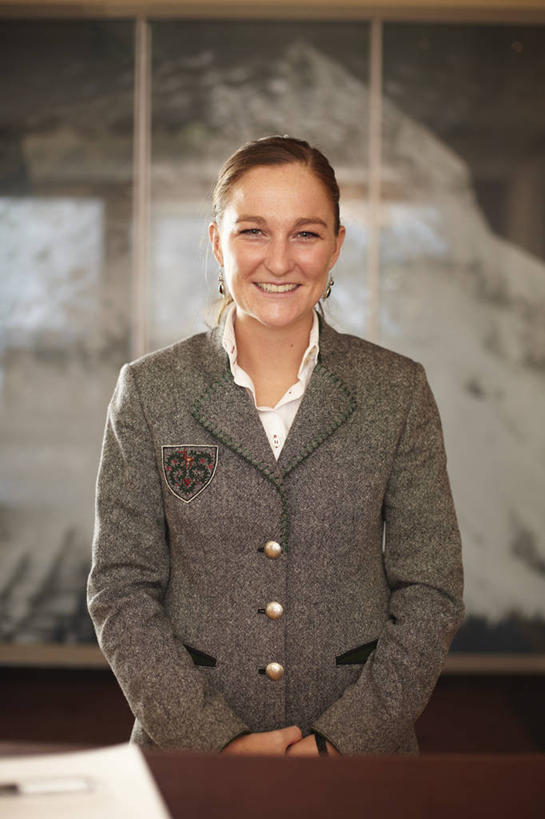 西方人,一个人,前台,服务员,站,笑,微笑,露齿笑,竖图,室内,白天,正面,工作服,制服,桌子,欧洲,欧洲人,仅一个年轻女性,仅一个女性,仅一个人,握,办公桌,墙,注视,墙壁,墙面,观察,看,站着,服务台,握着,观看,察看,关注,工作制服,接待员,年轻女性,女人,女性,白种人,服务生,侍者,站立,半身,彩图,工作套服,帮助台,呼叫台