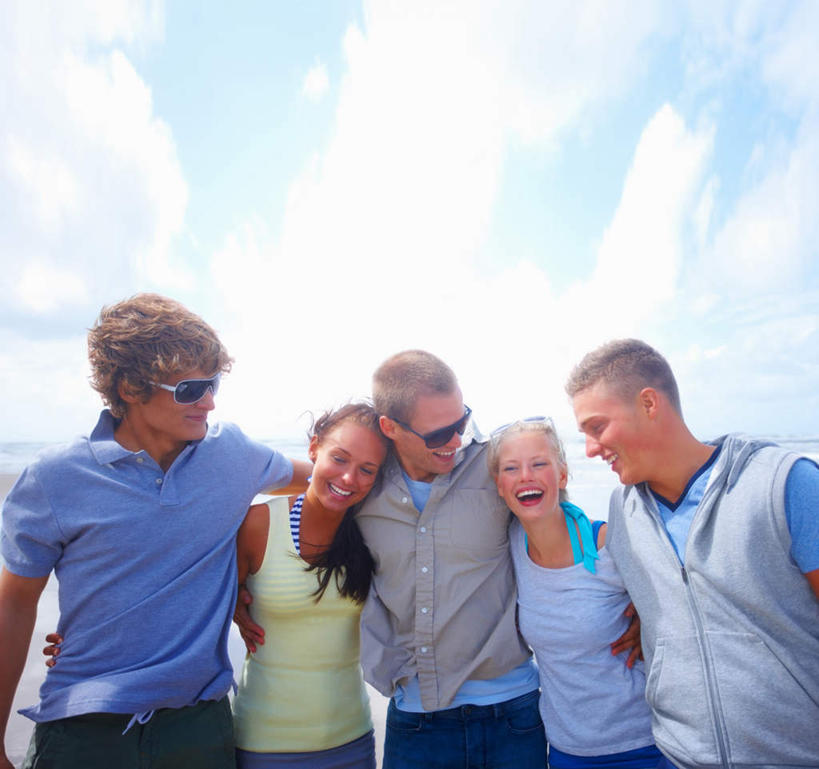 西方人,伙伴,朋友,站,抱,笑,微笑,露齿笑,横图,室外,白天,仰视,友谊,欧洲,欧洲人,五个人,一排,阴影,服装,整齐,光线,墨镜,眼镜,影子,云,云朵,许多人,云彩,扭头,注视,休闲装,排列,衣服,蓝色,白云,蓝天,天空,阳光,太阳镜,太阳眼镜,天,观察,看,站着,转头,一群人,休闲,休闲服,遮阳镜,服饰,晴朗,抱着,观看,察看,搂着,队列,关注,友情,男人,男性,年轻男性,年轻女性,女人,女性,白种人,晴空,搂,搂抱,站立,半身,彩图,低角度拍摄