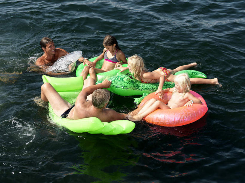 游泳,西方人,儿童,中年人,老年人,父亲,女儿,祖父,三代同堂,躺,笑,微笑,露齿笑,横图,俯视,室外,白天,泳装,比基尼,游戏,纯洁,海浪,海洋,水,床,鳄鱼,欧洲,欧洲人,五个人,波纹,飞溅,泳裤,溅,救生圈,液体,塑料,浪花,水滴,涟漪,许多人,玩,注视,娱乐,祖孙三代,水珠,小孩,水纹,海水,塑料制品,游泳圈,波浪,观察,看,一群人,休闲,温暖,温馨,父女,气垫床,父爱,可爱,童年,童趣,充气,爷爷,观看,活动,祖孙,和睦,察看,救生,发泄,关注,喷洒,消遣,智力,海景,童真,烂漫,无邪,外孙女,外公,外祖父,水晕,宣泄,泅水,拍浮,卧着,天真,老年男性,男人,男性,女孩,女人,女性,中年男性,白种人,孩子,全家福,孙女,大海,风浪,海,海水的波动,近岸浪,涌浪,躺着,玩耍,卧,嬉戏,彩图,高角度拍摄,全身,三点式,泳衣,融洽,女生,爸爸,多代同堂