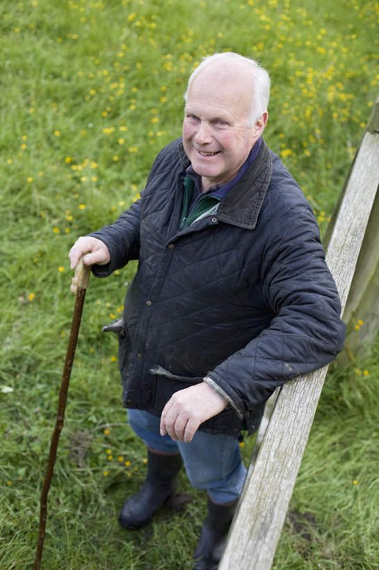 西方人,一个人,栏杆,站,笑,微笑,露齿笑,竖图,俯视,室外,白天,草地,草坪,植物,欧洲,欧洲人,仅一个男性,仅一个人,握,服装,工具,栅栏,篱笆,围栏,拿,拿着,注视,休闲装,护栏,草,衣服,绿色,观察,看,靠,靠着,站着,仅一个老年男性,休闲,休闲服,器械,握着,服饰,拐杖,观看,手杖,察看,关注,医疗器械,辅助设备,老年男性,男人,男性,白种人,抬头,仰头,站立,彩图,高角度拍摄,全身