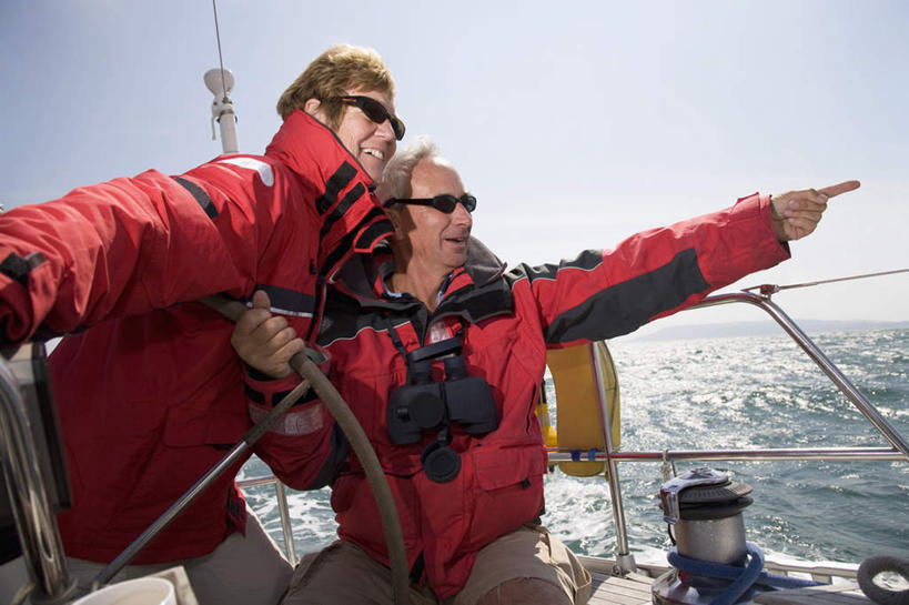 帆船,西方人,中年人,两个人,家庭,夫妻,站,笑,微笑,露齿笑,横图,室外,白天,正面,爱情,机器,仪器,海浪,海洋,船,欧洲,欧洲人,一艘,握,指,阴影,服装,光线,墨镜,眼镜,影子,浪花,云,云朵,浪漫,云彩,扭头,注视,休闲装,方向,设备,衣服,蓝色,白云,蓝天,天空,阳光,海水,方向盘,太阳镜,太阳眼镜,交通工具,天,观察,驾驶,看,手势,行驶,站着,转头,休闲,温暖,温馨,一家人,休闲服,遮阳镜,恩爱,握着,恋人,服饰,晴朗,观看,和睦,控制,察看,指向,食指,关注,载具,海景,男人,男性,女人,女性,中年男性,中年女性,白种人,夫妇,情侣,大海,风浪,海,海水的波动,近岸浪,涌浪,晴空,站立,半身,彩图,伴侣,融洽