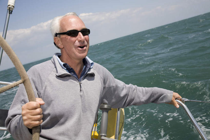 帆船,西方人,一个人,站,笑,微笑,横图,室外,白天,正面,机器,仪器,海浪,海洋,水,船,欧洲,欧洲人,仅一个男性,仅一个人,仅一个中年男性,一艘,握,阴影,飞溅,服装,溅,光线,墨镜,眼镜,液体,影子,浪花,水滴,水平线,云,云朵,辽阔,海平线,拿,云彩,拿着,注视,休闲装,设备,水珠,衣服,蓝色,白云,蓝天,天空,阳光,海水,方向盘,太阳镜,太阳眼镜,交通工具,天,观察,驾驶,看,行驶,站着,休闲,广阔,休闲服,遮阳镜,握着,服饰,晴朗,观看,一望无际,控制,察看,关注,喷洒,载具,海景,无边无际,一马平川,男人,男性,中年男性,白种人,大海,风浪,海,海水的波动,近岸浪,涌浪,晴空,站立,半身,彩图,水天相接,水天一线