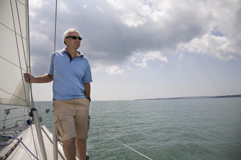 帆船,西方人,一个人,站,横图,室外,白天,正面,海浪,海洋,船,欧洲,欧洲人,仅一个男性,仅一个人,仅一个中年男性,一艘,握,服装,墨镜,眼镜,浪花,水平线,云,云朵,辽阔,海平线,云彩,扭头,注视,休闲装,衣服,蓝色,白云,蓝天,天空,海水,太阳镜,太阳眼镜,交通工具,天,观察,看,站着,转头,休闲,广阔,休闲服,遮阳镜,握着,服饰,晴朗,观看,一望无际,察看,关注,载具,手插袋,单手插袋,海景,单手抄兜,单手放兜,无边无际,一马平川,男人,男性,中年男性,白种人,大海,风浪,海,海水的波动,近岸浪,涌浪,晴空,插兜,手插兜,手放口袋,站立,半身,彩图,水天相接,水天一线,手抄兜