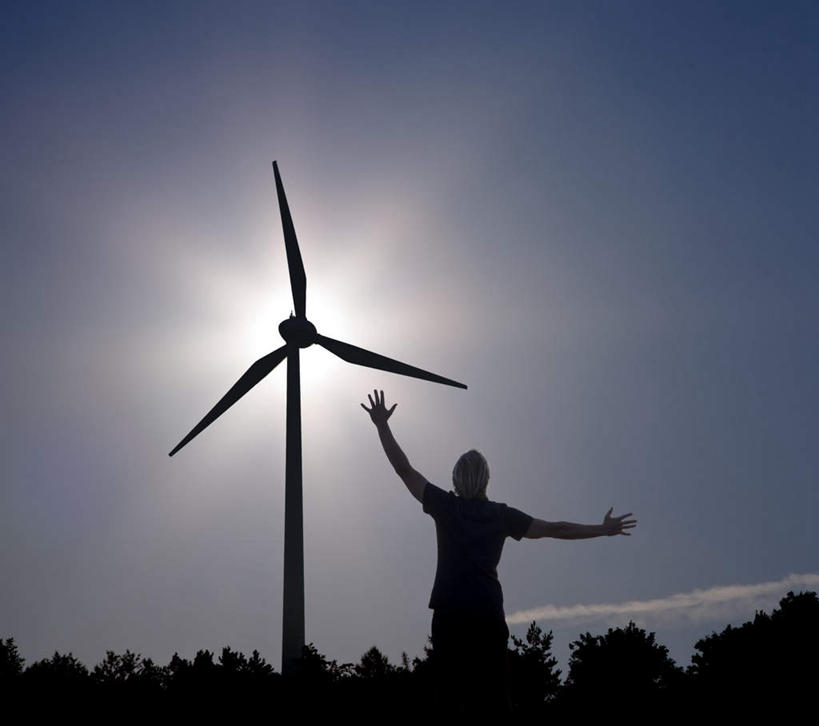 西方人,一个人,站,举,横图,室外,白天,仰视,农业,风能,风力发电机,树林,太阳,植物,风车,欧洲,欧洲人,仅一个男性,仅一个人,仅一个中年男性,阴影,服装,环保,电力,光线,影子,背光,注视,休闲装,设备,树,树木,一个,衣服,蓝色,绿色,蓝天,天空,阳光,自然,天,观察,看,托,站着,休闲,休闲服,发电,机械,工业,服饰,生长,能源,晴朗,单个,成长,观看,资源,察看,风力机,关注,逆光,利用,低碳,万里无云,风力发电,男人,男性,中年男性,白种人,晴空,晴空万里,举起,举手,举着,向上举,向上伸,向上托,站立,半身,彩图,低角度拍摄