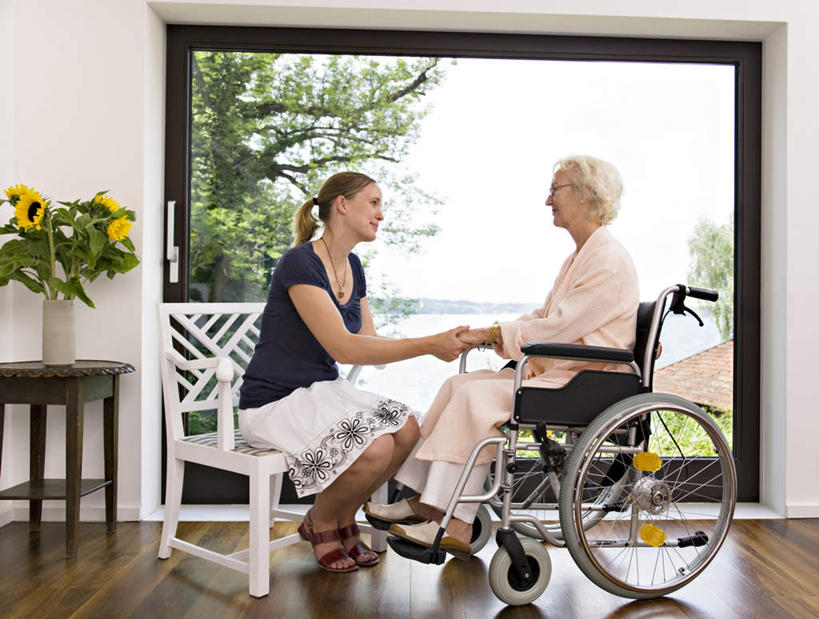 西方人,两个人,家庭,母亲,女儿,病人,坐,握手,笑,微笑,露齿笑,横图,室内,白天,侧面,爱情,幸福,湖,湖泊,水,太阳,植物,窗户,落地窗,向日葵,项链,椅子,欧洲,欧洲人,服装,盛开,工具,木椅,湖面,水流,水面,花蕾,注视,休闲装,玻璃窗,装饰品,花,花瓣,花朵,鲜花,树,树木,衣服,绿色,自然,轮椅,饰品,首饰,湖水,花苞,花蕊,复健,观察,看,休闲,康复,温暖,温馨,母女,一家人,休闲服,器械,母爱,服饰,生长,成长,观看,和睦,察看,医疗设备,关注,病患,医疗器械,残疾,残疾人,医疗工具,光辉,伤残,沉默,忠诚,勇敢,辅助设备,残障,弱势群体,投缘,爱慕,高傲,朝阳花,葵花,望日莲,向阳花,转日莲,老年女性,女人,女性,中年女性,白种人,患者,就医者,搀手,拉手,手拉手,手握手,坐着,彩图,全身,融洽