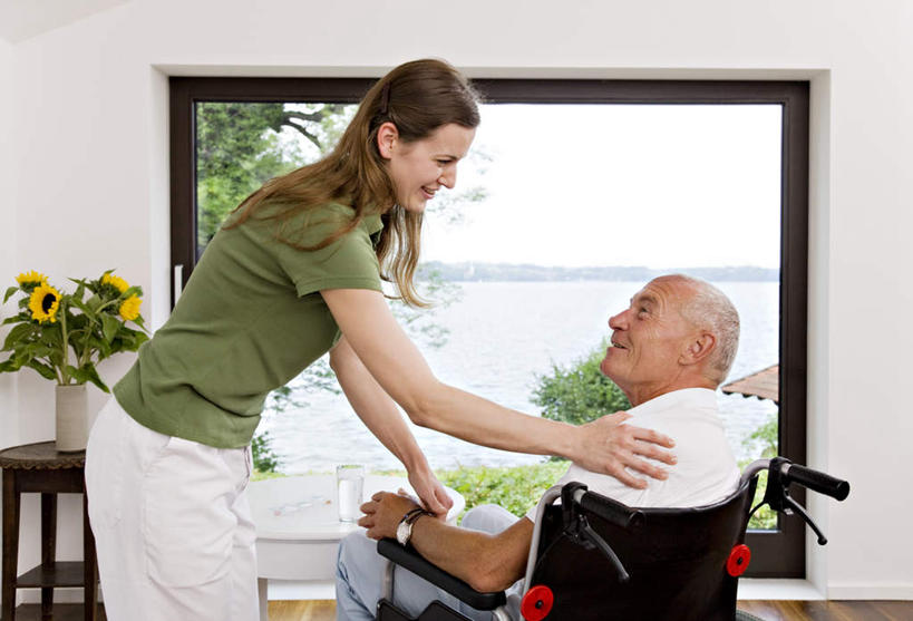 西方人,背部,两个人,家庭,父亲,女儿,病人,站,坐,笑,微笑,横图,室内,白天,正面,爱情,幸福,草地,草坪,太阳,植物,窗户,落地窗,桌面,桌子,向日葵,欧洲,欧洲人,握,服装,盛开,时间,木制,工具,时钟,手表,墙,拿,计时,花蕾,拿着,注视,休闲装,玻璃窗,墙壁,墙面,草,花,花瓣,花朵,鲜花,树,树木,衣服,绿色,白色,自然,轮椅,木制品,钟表,花苞,花蕊,扶,复健,观察,看,站着,休闲,康复,温暖,温馨,父女,一家人,休闲服,器械,表,父爱,握着,服饰,生长,成长,观看,腕表,和睦,察看,医疗设备,扶着,关注,病患,医疗器械,残疾,残疾人,医疗工具,光辉,伤残,沉默,忠诚,勇敢,辅助设备,残障,弱势群体,投缘,爱慕,高傲,朝阳花,葵花,望日莲,向阳花,转日莲,老年男性,男人,男性,女人,女性,中年女性,白种人,患者,就医者,钟,站立,坐着,半身,彩图,融洽