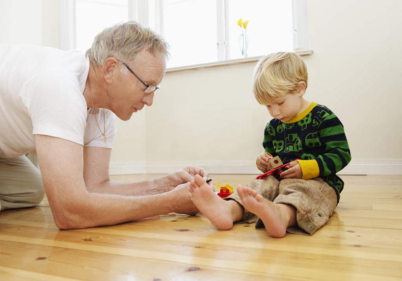 西方人,儿童,老年人,腿部,脚,脚趾,脚趾甲,腿,两个人,家庭,祖父,坐,跪,横图,室内,白天,正面,游戏,纯洁,智慧,窗户,地板,玩具,欧洲,欧洲人,握,服装,眼镜,墙,地面,拿,玩,拿着,注视,休闲装,光脚,娱乐,木地板,玻璃窗,墙壁,墙面,小孩,衣服,白色,低头,观察,看,休闲,温暖,温馨,一家人,赤脚,休闲服,积木,可爱,童年,童趣,益智,握着,服饰,爷爷,观看,活动,祖孙,老花镜,和睦,察看,思维,发泄,关注,消遣,智力,想象,童真,烂漫,无邪,外公,外祖父,外孙,外孙子,宣泄,远视眼镜,天真,老年男性,男孩,男人,男性,白种人,孩子,脚指甲,孙子,跪着,玩耍,嬉戏,坐着,半身,彩图,融洽,男生