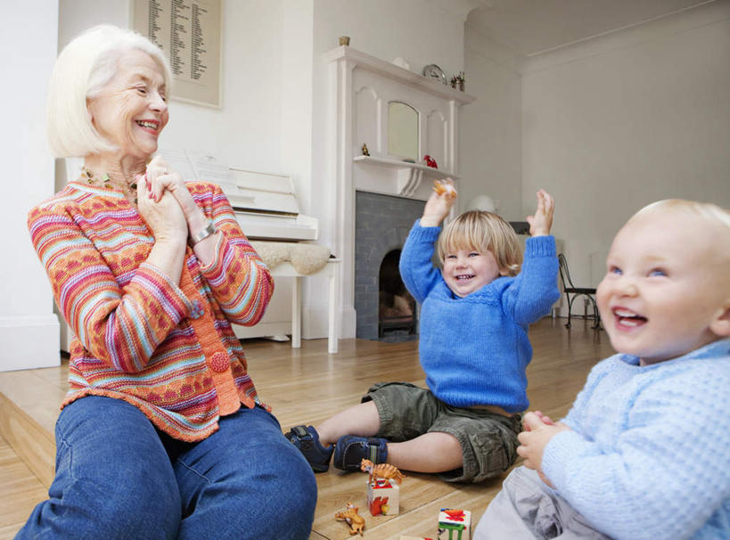 西方人,婴儿,儿童,老年人,三个人,家庭,祖母,客厅,坐,举,笑,微笑,露齿笑,横图,室内,白天,正面,毛衣,游戏,纯洁,智慧,键盘,玩具,欧洲,欧洲人,握,服装,钢琴,乐器,玩,注视,休闲装,娱乐,小孩,衣服,白色,观察,看,托,休闲,温暖,温馨,一家人,休闲服,积木,可爱,益智,握着,服饰,活泼,奶奶,观看,活动,祖孙,和睦,察看,起居室,键盘乐器,思维,发泄,关注,消遣,智力,宝宝,线衫,想象,纯真,烂漫,无邪,外婆,外祖母,外孙,外孙子,宣泄,客堂,伶俐,天真,老年女性,女人,女性,白种人,孩子,孙子,举起,举手,举着,玩耍,嬉戏,向上举,向上伸,向上托,坐着,半身,彩图,绒衣,套衫,套头毛衣,线衣,融洽