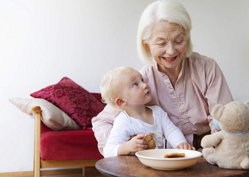 点心,西方人,婴儿,儿童,老年人,两个人,家庭,祖母,客厅,坐,抱,笑,微笑,露齿笑,横图,室内,白天,正面,游戏,纯洁,靠垫,沙发,熊,玩具,欧洲,欧洲人,服装,玩偶,陶瓷,墙,食品,靠枕,泰迪熊,陶瓷制品,曲奇,玩,扭头,注视,休闲装,娱乐,墙壁,墙面,食物,小孩,衣服,白色,容器,玩具熊,垫子,碗,枕头,饼干,零食,观察,看,转头,休闲,温暖,温馨,一家人,休闲服,可爱,益智,服饰,毛绒玩具,活泼,奶奶,抱着,观看,祖孙,储藏,安慰,和睦,察看,起居室,搂着,储存,发泄,关注,消遣,宝宝,曲奇饼,布艺沙发,曲奇饼干,纯真,烂漫,无邪,外婆,外祖母,外孙,外孙子,宣泄,罗斯福熊,客堂,伶俐,天真,老年女性,女人,女性,白种人,孩子,孙子,搂,搂抱,玩耍,嬉戏,坐着,半身,彩图,融洽,贮存