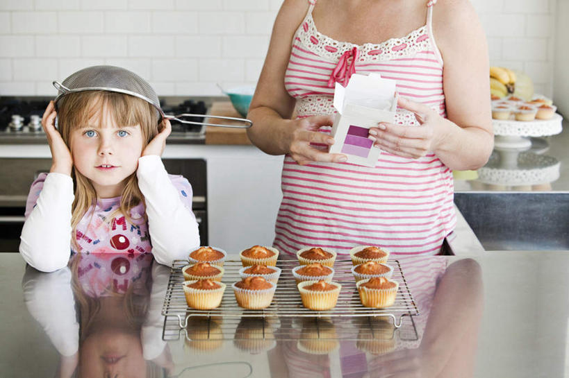 点心,牛奶,西方人,儿童,中年人,孕妇,两个人,家庭,母亲,女儿,站,横图,室内,白天,正面,烘焙,下午茶,纯洁,厨房,桌面,桌子,吊带,金属制品,欧洲,欧洲人,握,服装,金属,滤器,纸盒,勺子,墙,食品,饮品,营养,拿,拿着,注视,休闲装,架子,墙壁,墙面,盒子,食物,糕点,饮料,小孩,衣服,白色,包装盒,观察,看,站着,休闲,温暖,温馨,母女,一家人,怀孕,休闲服,可爱,母爱,童年,童趣,握着,服饰,观看,纸托,和睦,察看,乳制品,待产,奶,牛乳,关注,童真,漏勺,烂漫,无邪,安神,妊娠,准妈妈,冷却,冷却架,纸杯蛋糕,纸托蛋糕,蛋糕托,蛋糕托纸,蛋糕纸托,天真,女孩,女人,女性,中年女性,白种人,孩子,产妇,站立,半身,彩图,灶间,厨房料理台,融洽,蛋糕,女生,料理台